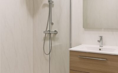 Wandpanelen badkamer laten plaatsen: Strak, waterdicht en onderhoudsarm alternatief voor tegels