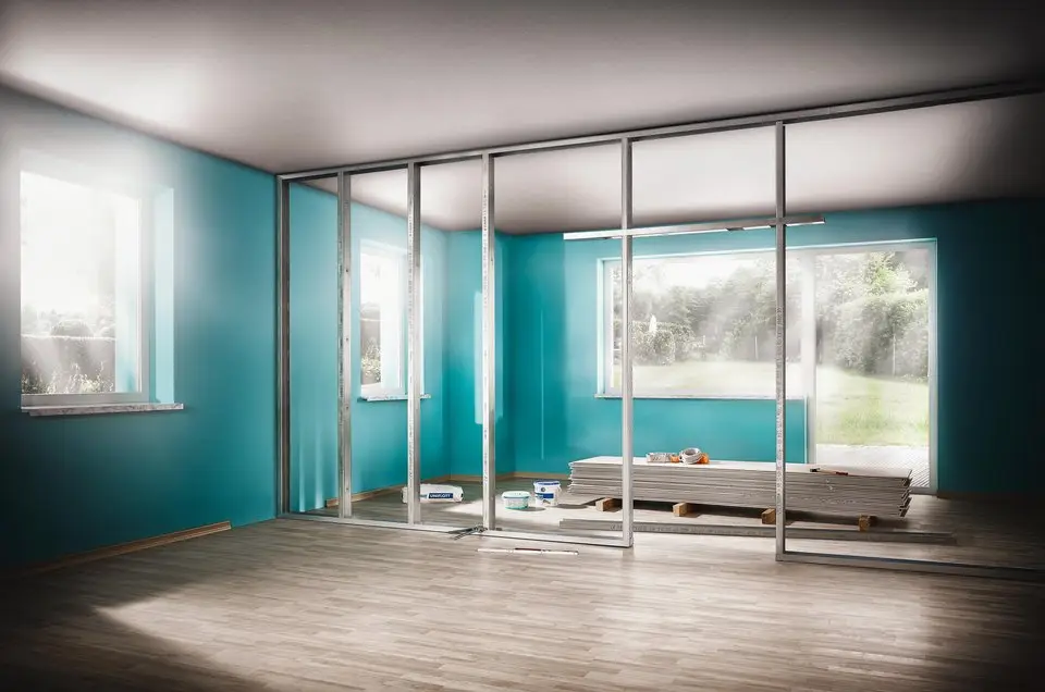 Metalstud frame voor gipswand in een modern interieur, klaar voor montage van gipsplaten.